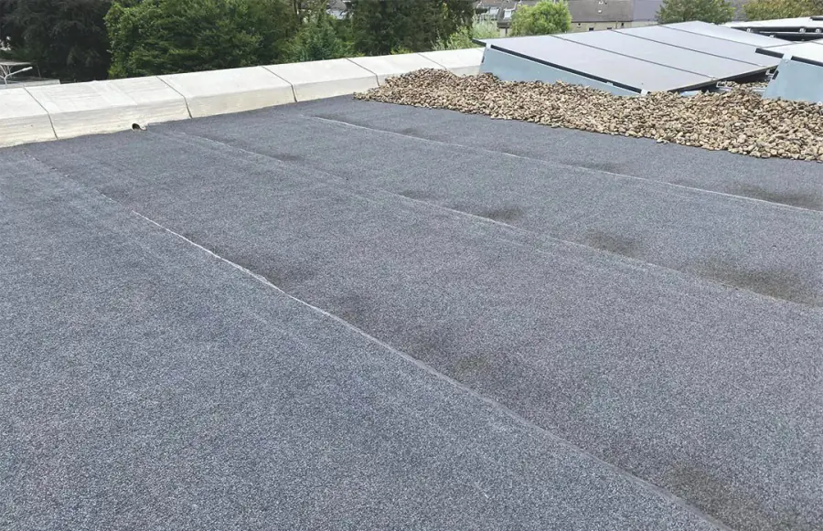 Geisoleerd plat dak met nieuwe dakbedekking