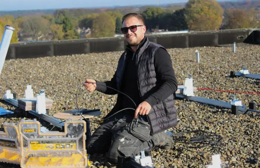 Maikel Aarts aan het werk op een dak met zonnepanelen