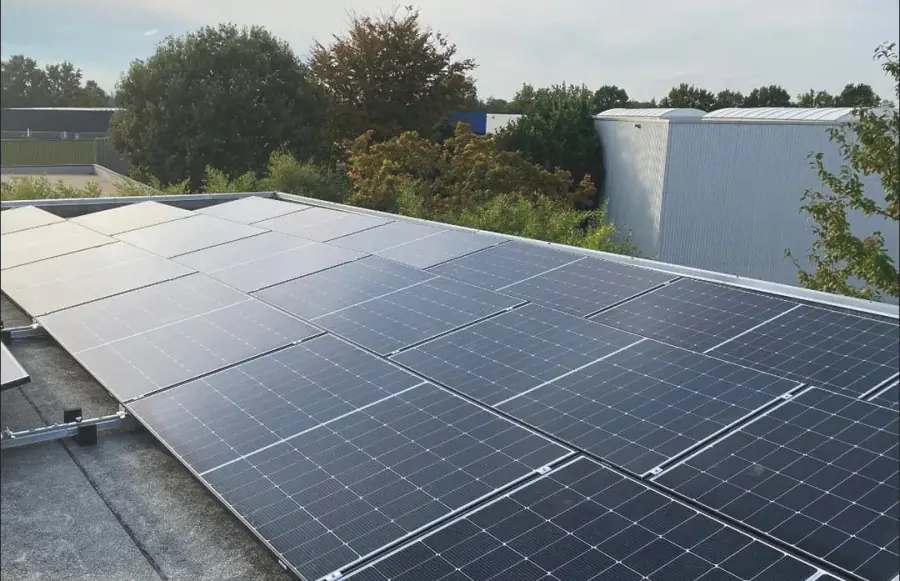 Zonnepanelen op een dak gelegd door Aarts